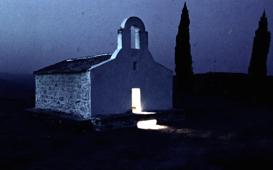 Kishëz guri në siluetë mbi rrafshnaltë në muzg
