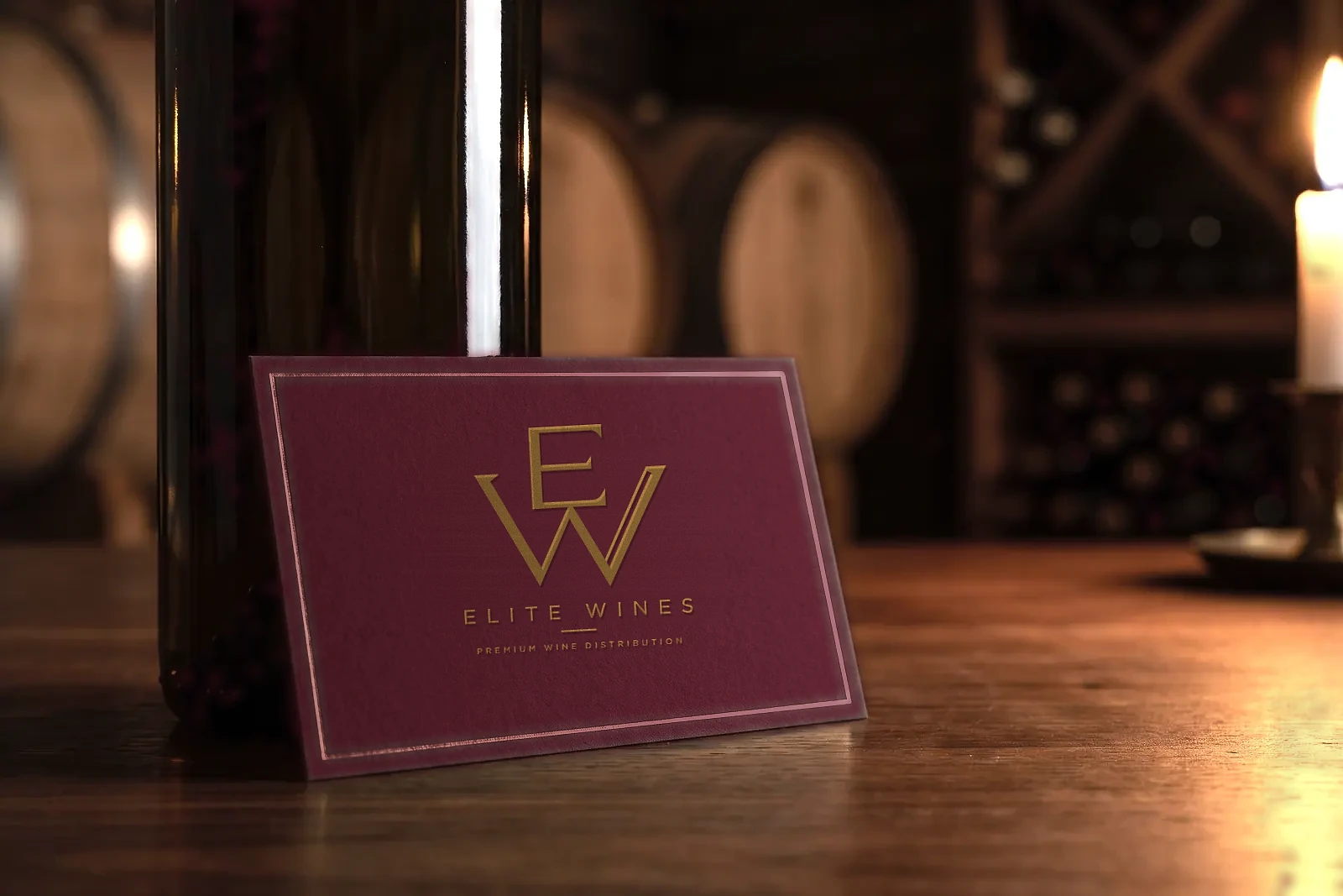 Karta e dhuratës Elite Wines, e mbështetur te një shishe në dritën e qiririt